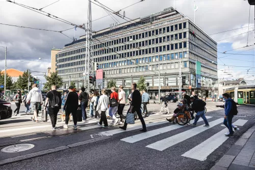 Suomen vaarallisimmat risteykset jalankulkijalle sijaitsevat Helsingissä ja  Tampereella, ja pyöräilijän pahin vaaran paikka on Jyväskylässä - Tekniikan  Maailma