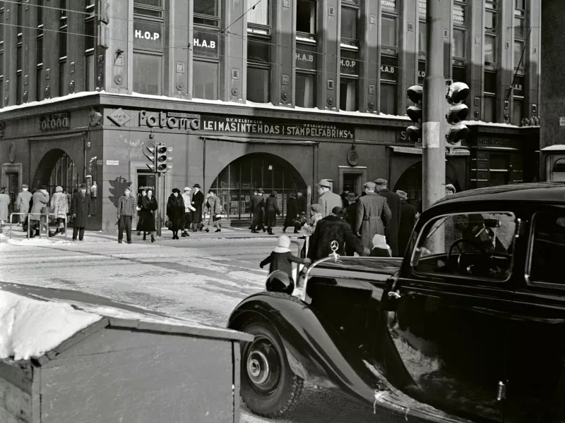 Suomen ensimmäiset liikennevalot ihmetyttivät autoilijoita Helsingissä  vuonna 1951 - Tekniikan Maailma